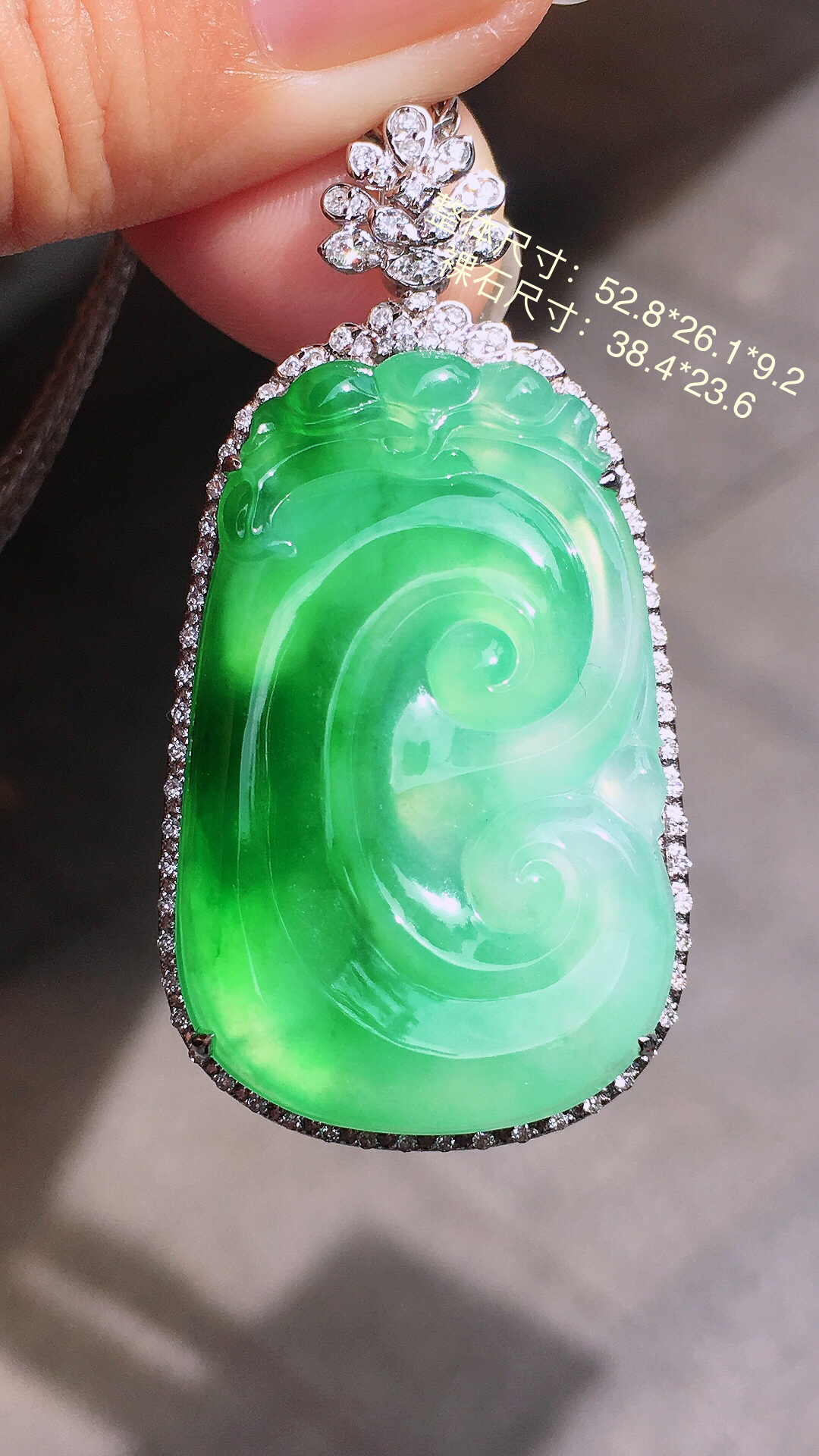 飘绿如意吊坠，色泽艳丽，玉质细腻，荧光感超
强，饱满圆润，简单大方，尽显优雅气质，18k
金豪华镶嵌