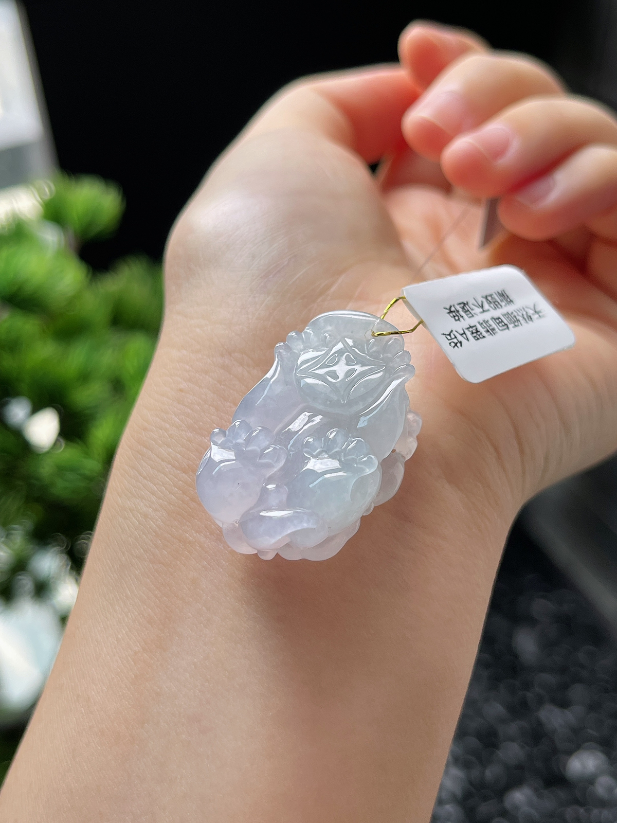 翡翠冰糯种白色貔貅吊坠