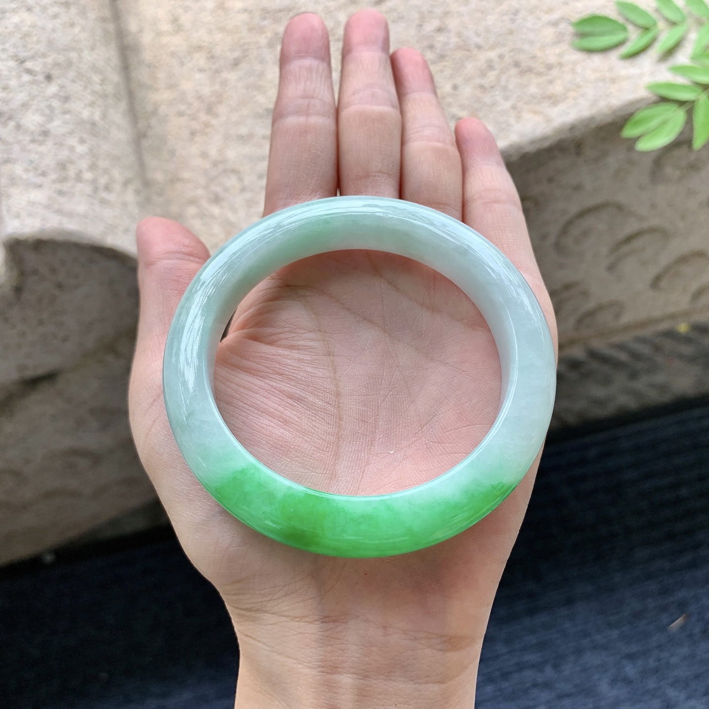 正圈56 57，圈口57.7/11.4/9.2，编码WW082517，描述糯冰飘阳绿，水润，种老，细腻，有棉纹线