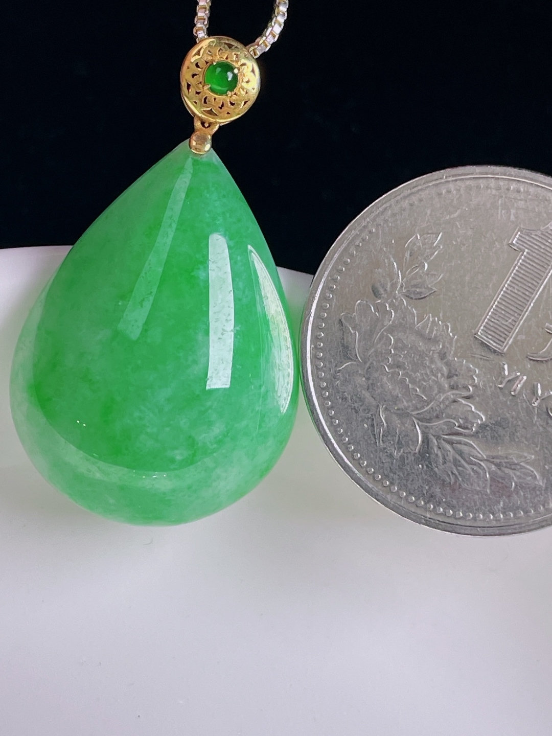 阳绿水滴，18k镶嵌，老种起光，细底通透，尺寸：33裸石26/19.3/8.8mm0824