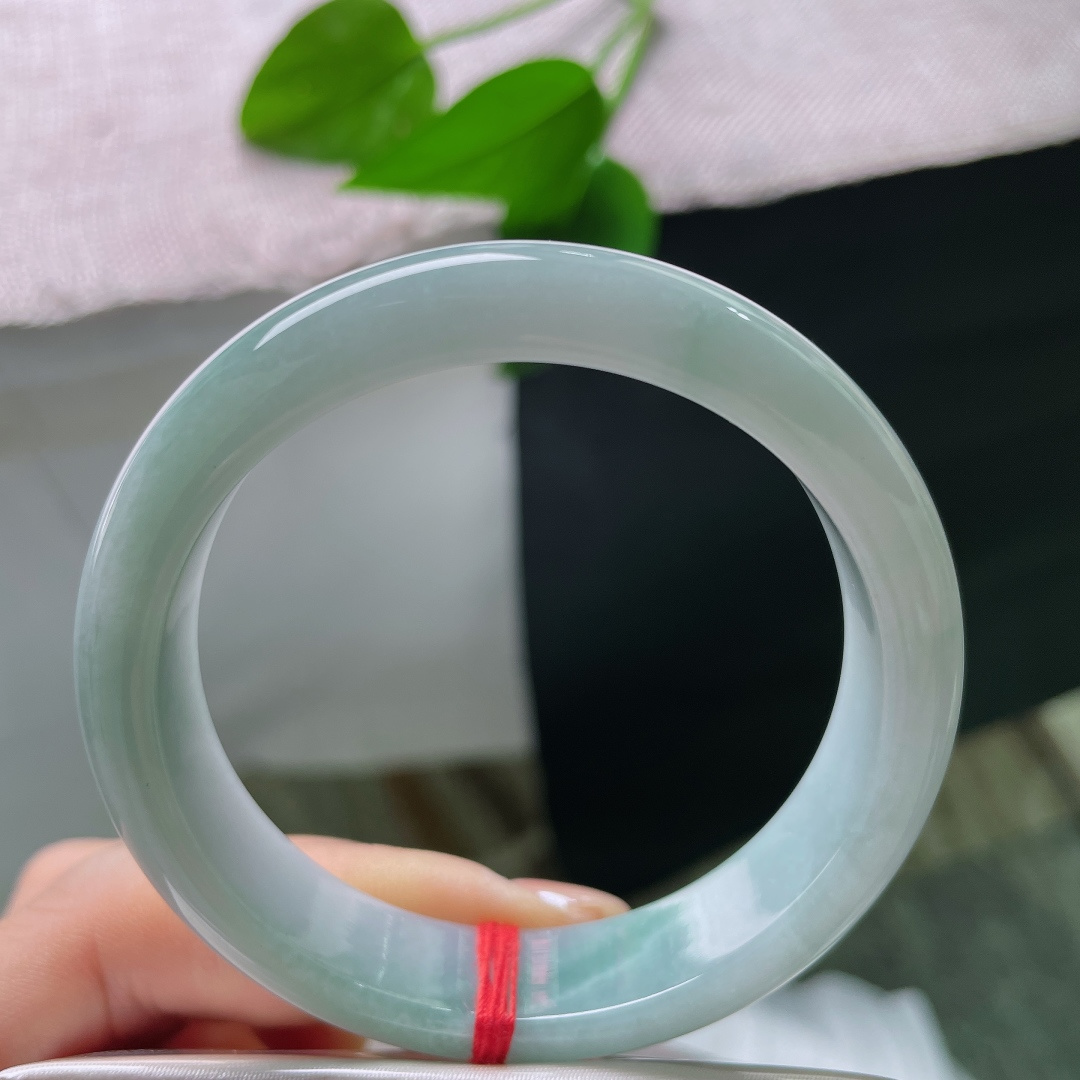 绿底正圈，无裂，镯型规整端庄，条杆饱满匀称，抛光莹润光亮，镯面顺滑，上手贴合手腕。ss57606a