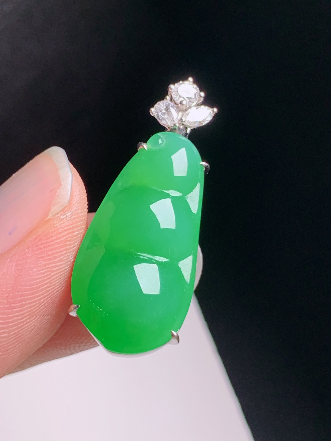 满绿福豆吊坠，色泽明艳，玉质温润，四季平安