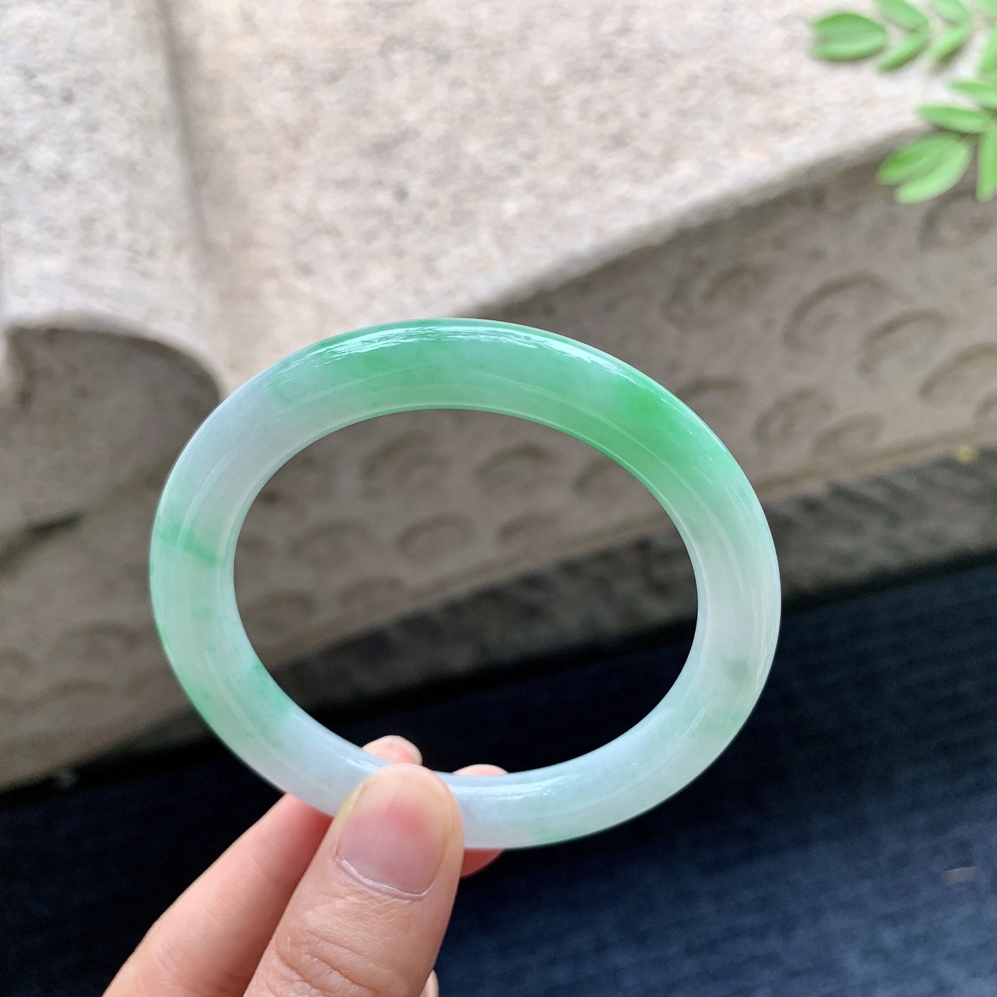 圆条53 54,圈口54.4/8.8/9.2,编码W6082530,糯冰飘绿，水润，种老，细腻，有纹线
