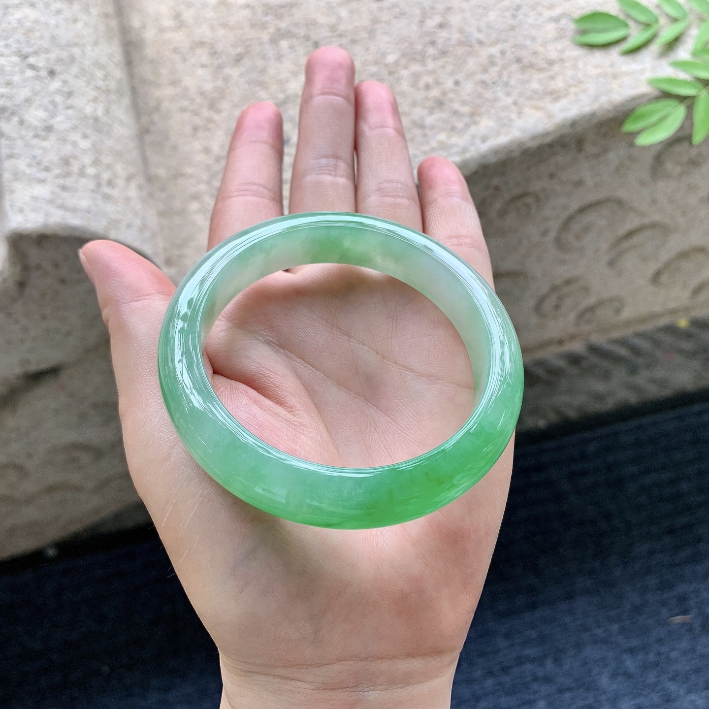 正圈55 56,圈口56.7/12.6/8.6,编码J7082410,冰糯辣绿，水润，种老，细腻，打灯有纹絮
