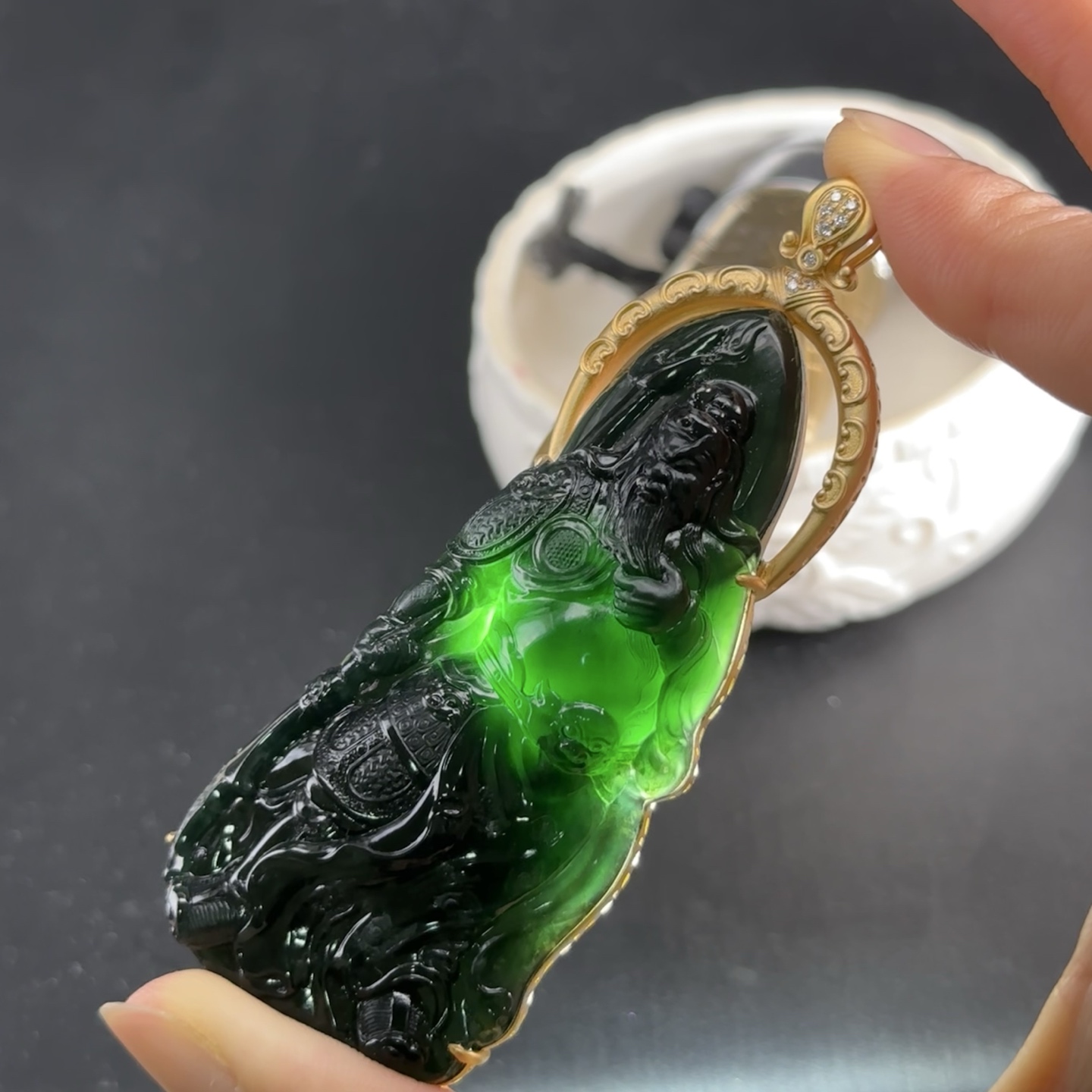 精品18k墨翠关公 种好色正 黑度极好 打灯通透 油性十足