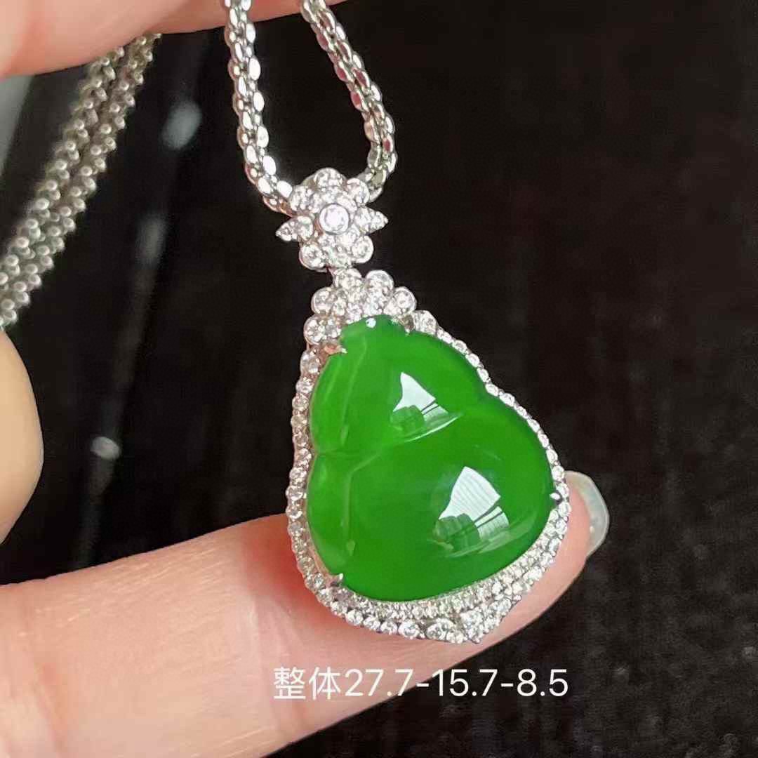 满色辣绿葫芦吊坠 “福在眼前” 细腻水润 辣绿 无裂，27.7-15.7-8.5