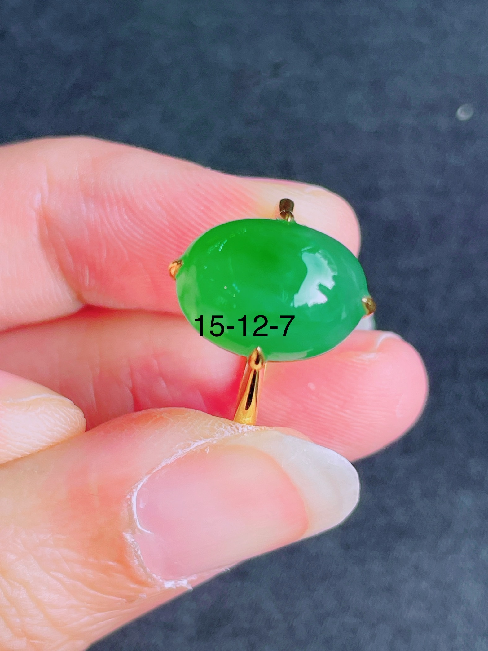 高冰绿蛋面戒指 晶莹剔透，新颖时尚，品相，15-12-7