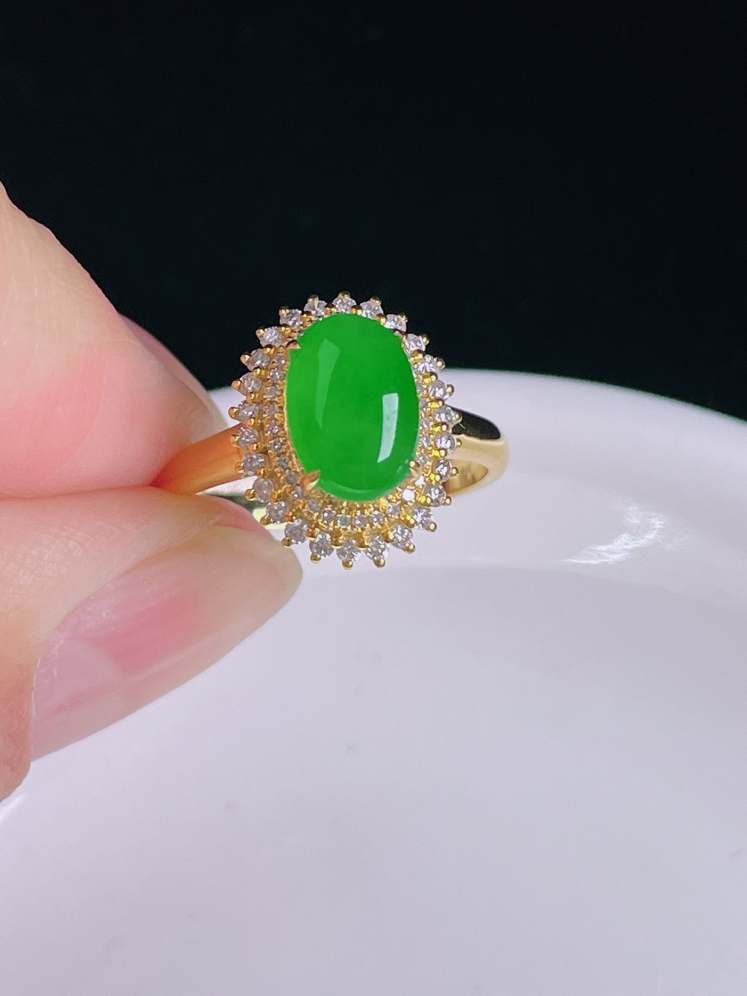 阳绿抉戒指，18k镶嵌，老种起光，细底通透，尺寸：裸石9/6.6/3.5mm0824
