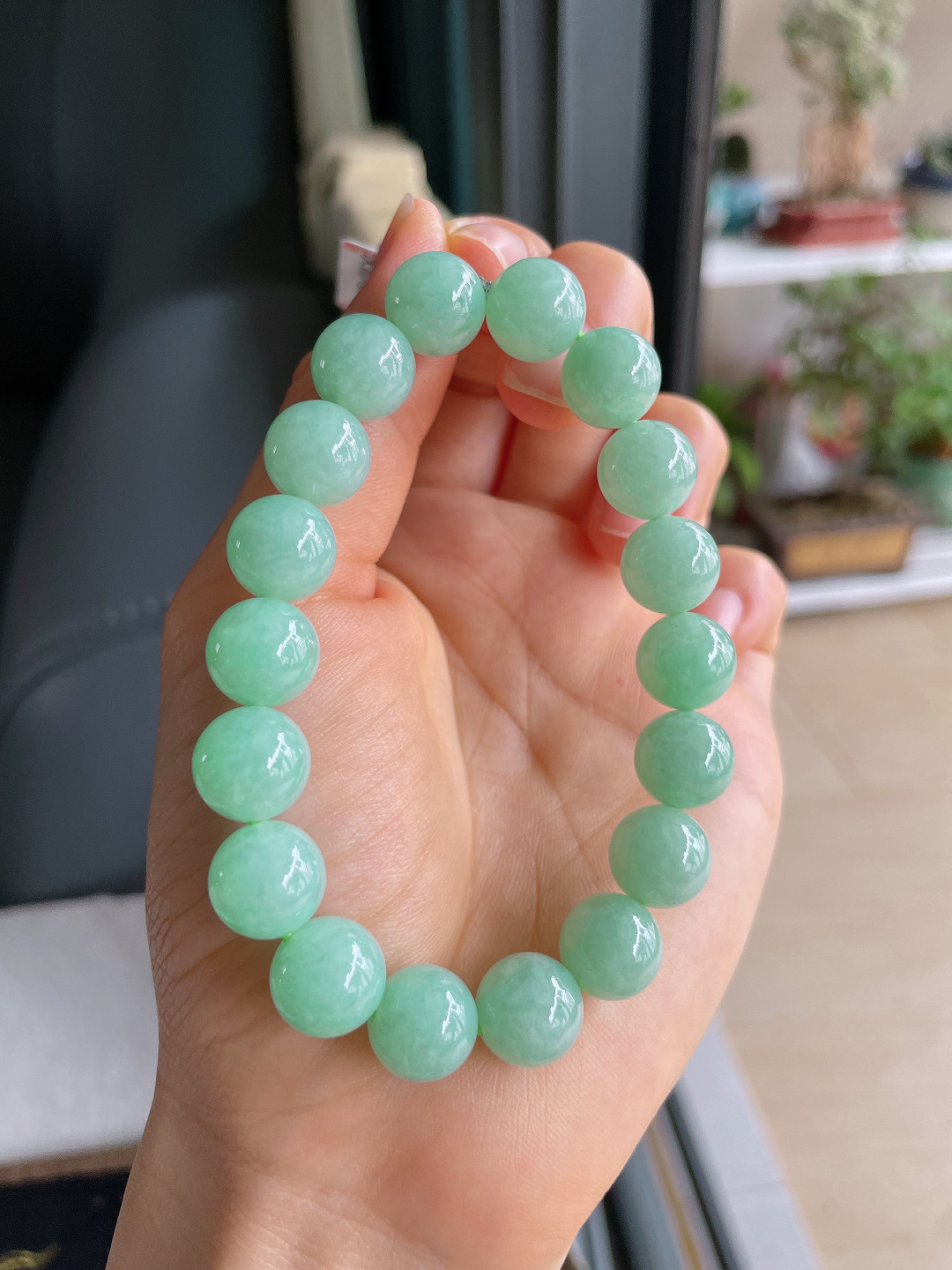 ️，缅甸天然翡翠A货，冰满绿浅绿手串，尺寸：11mm。【编1414】