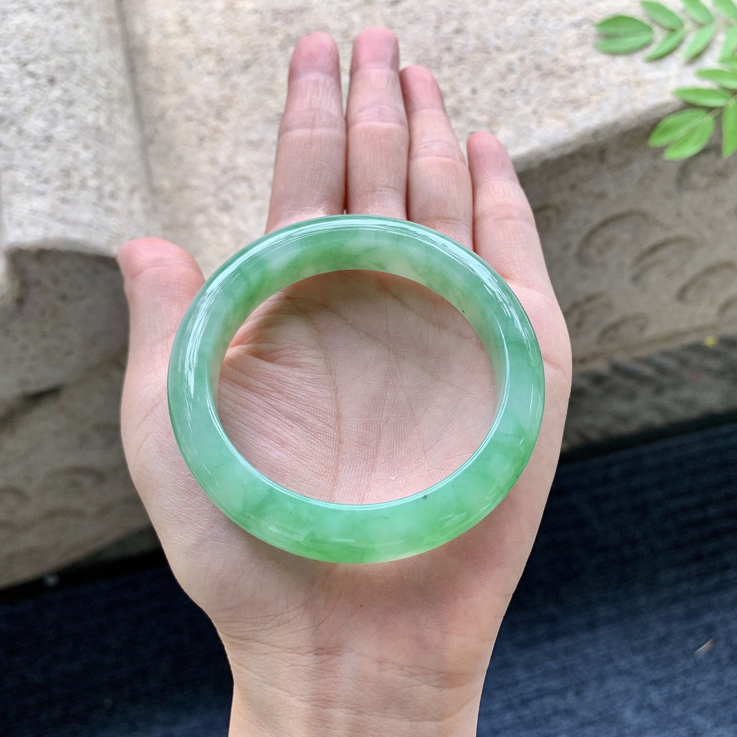 正圈52 53，圈口53/12.5/8.3，编码WW082519，描述糯冰飘绿，水润，种老，细腻，打灯有絮线