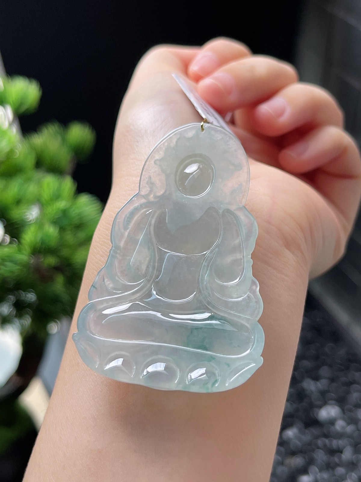 翡翠冰糯种飘绿度母吊坠