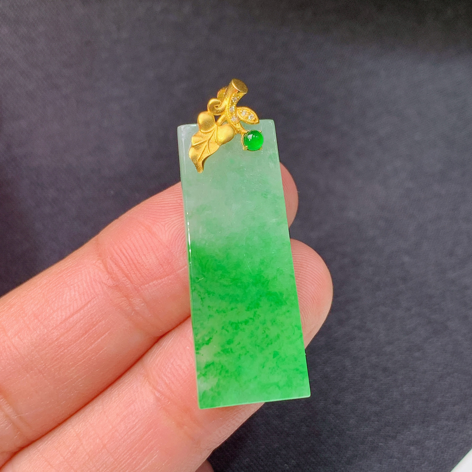 冰飘绿无事牌吊坠，18k金镶嵌，冰润色阳，种水足，Hao 尺寸30.7*12*2.2