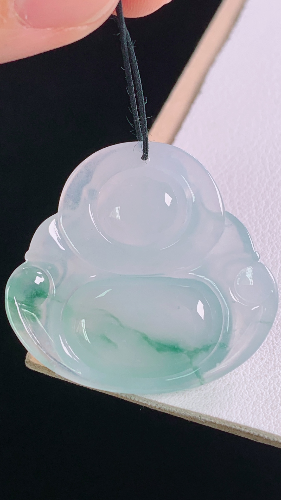 冰飘花佛公，花色灵动，水润清爽，无裂，尺寸:32.5-35.1-6.3mm