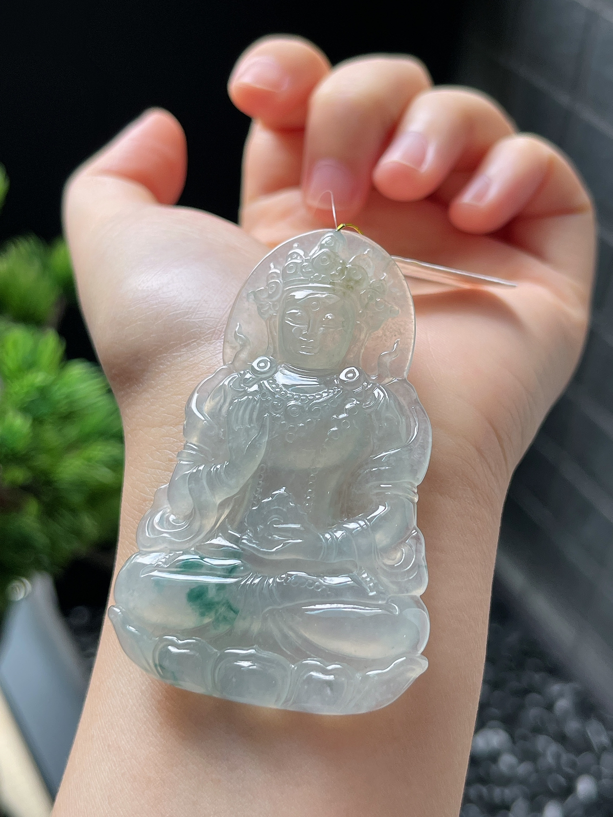 翡翠冰糯种飘绿度母吊坠