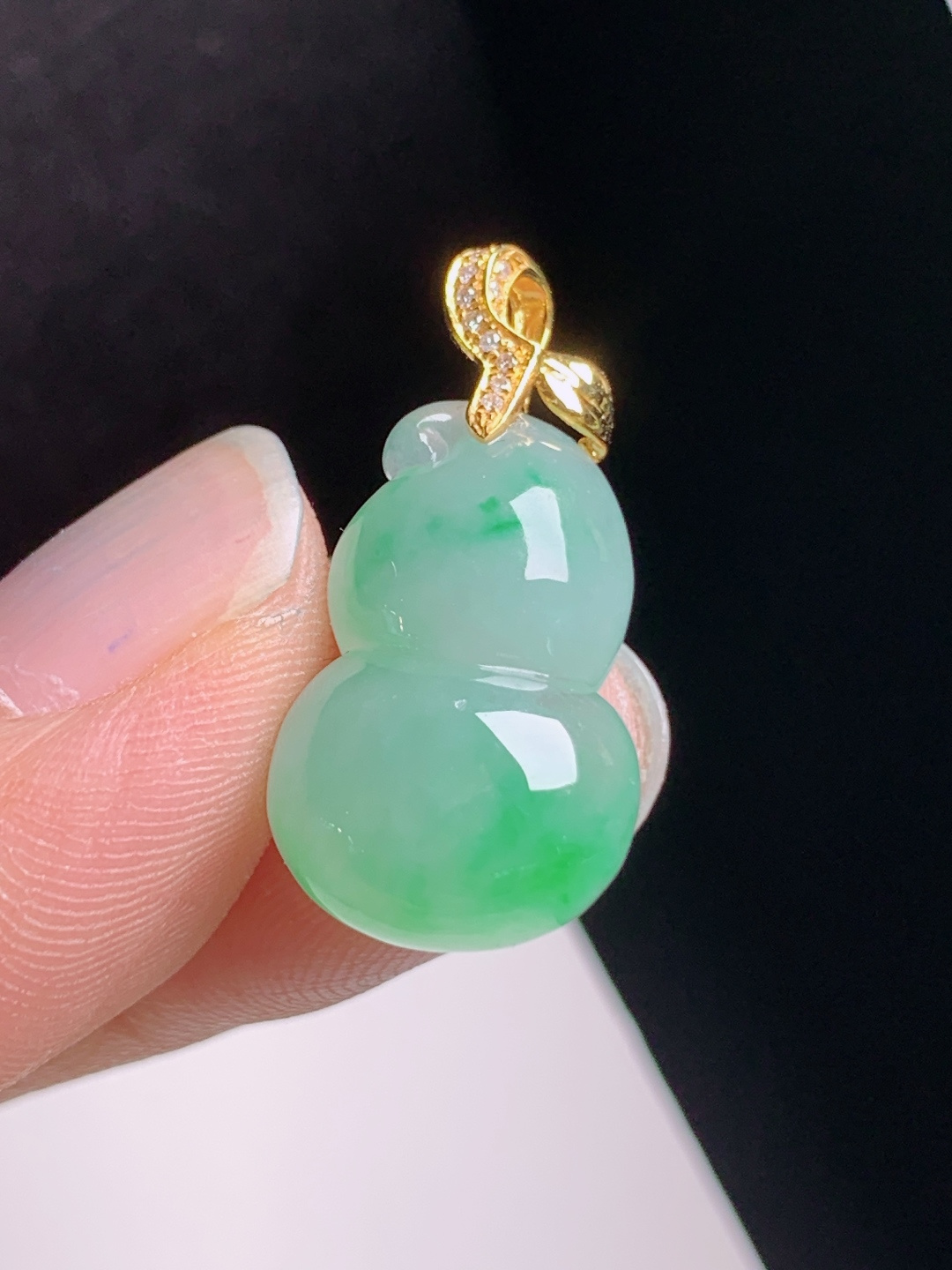 冰飘绿葫芦吊坠，水润鲜亮，形态饱满，福禄双全
