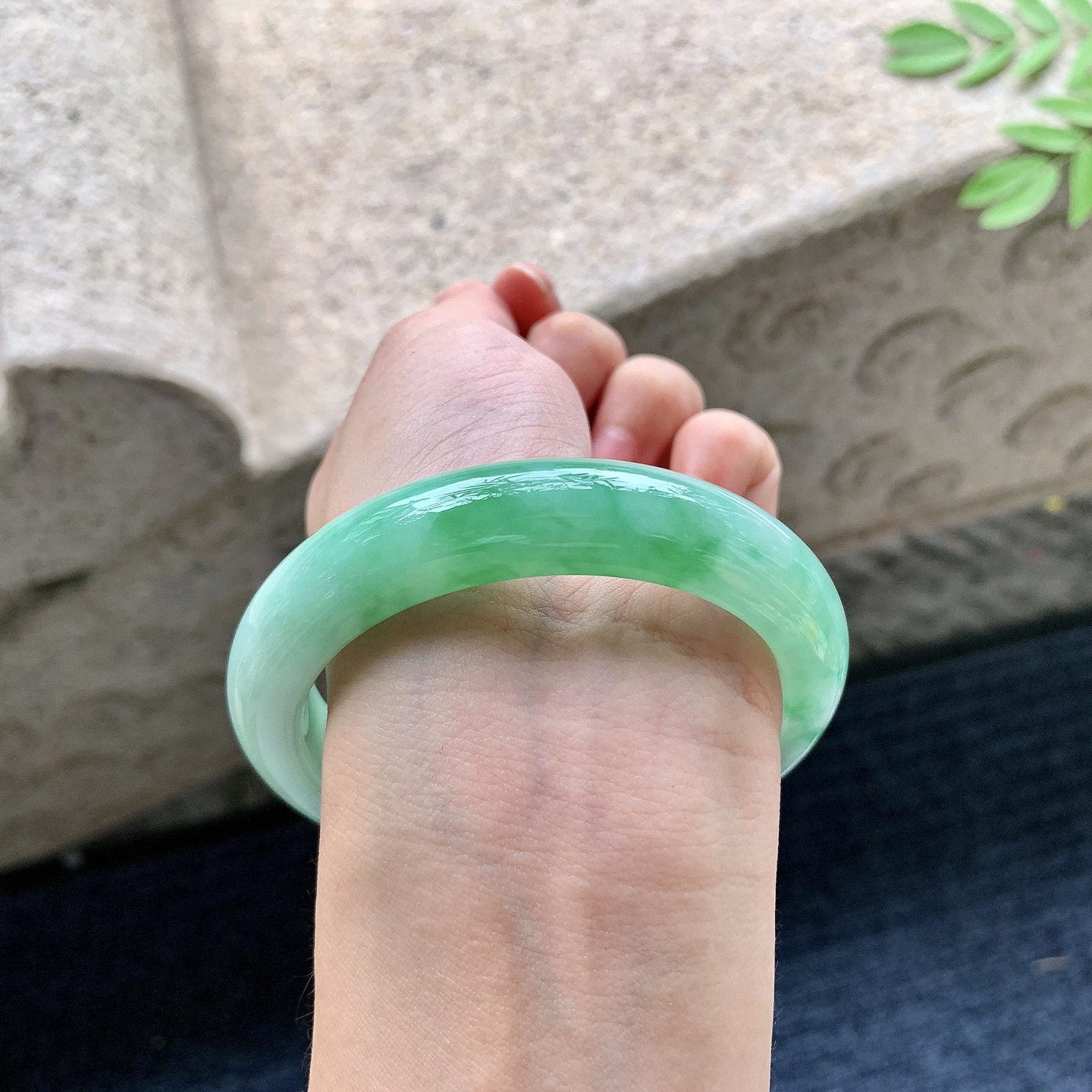 正圈56 57，圈口57/12.5/9.1，编码T1082523，糯冰飘绿，水润，种老，细腻，打灯有絮线
