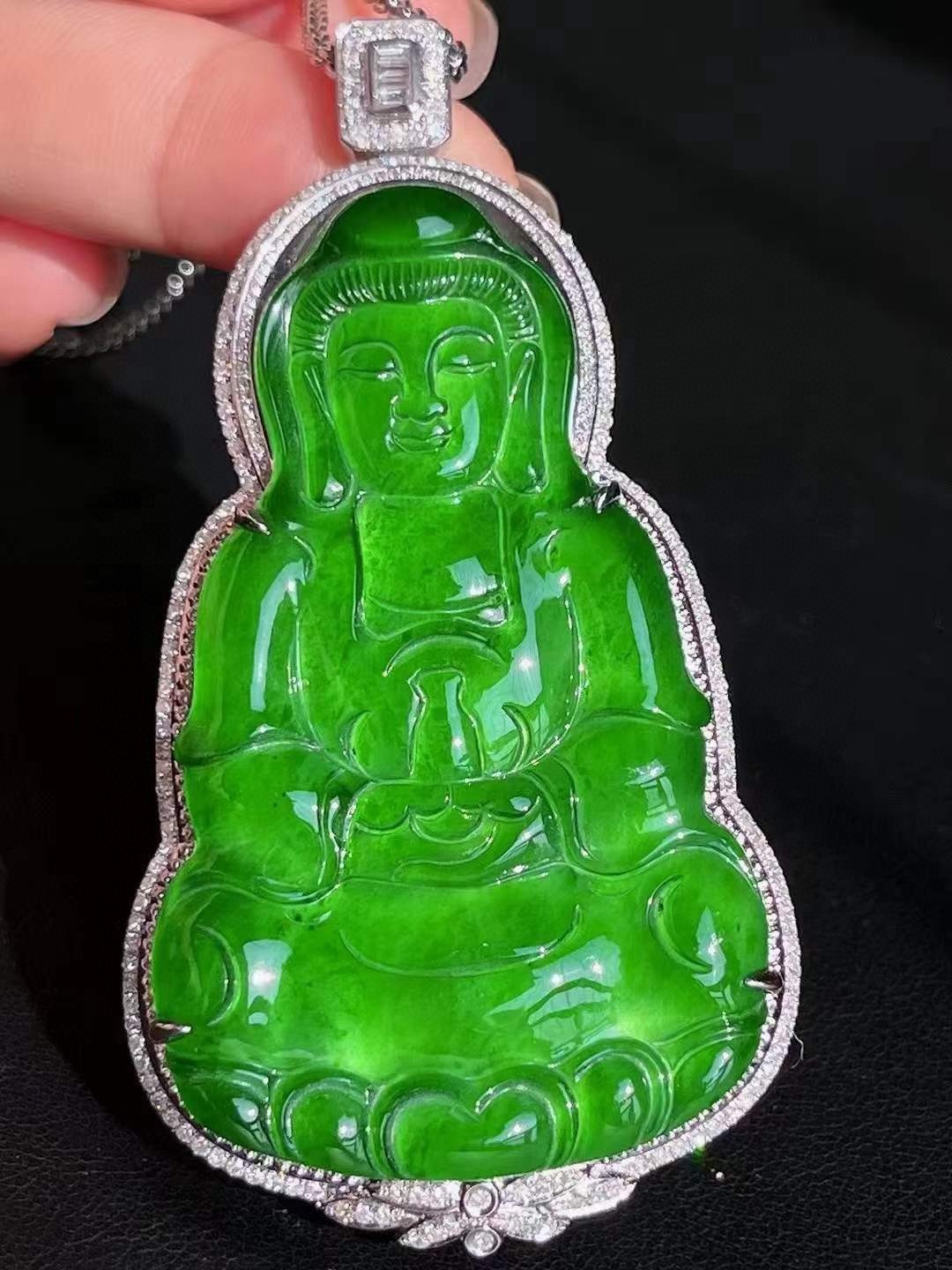 满色辣绿观音吊坠，豪镶款，冰透水润，翠色浓郁，细腻感十足，无裂，74-39.2-13.6