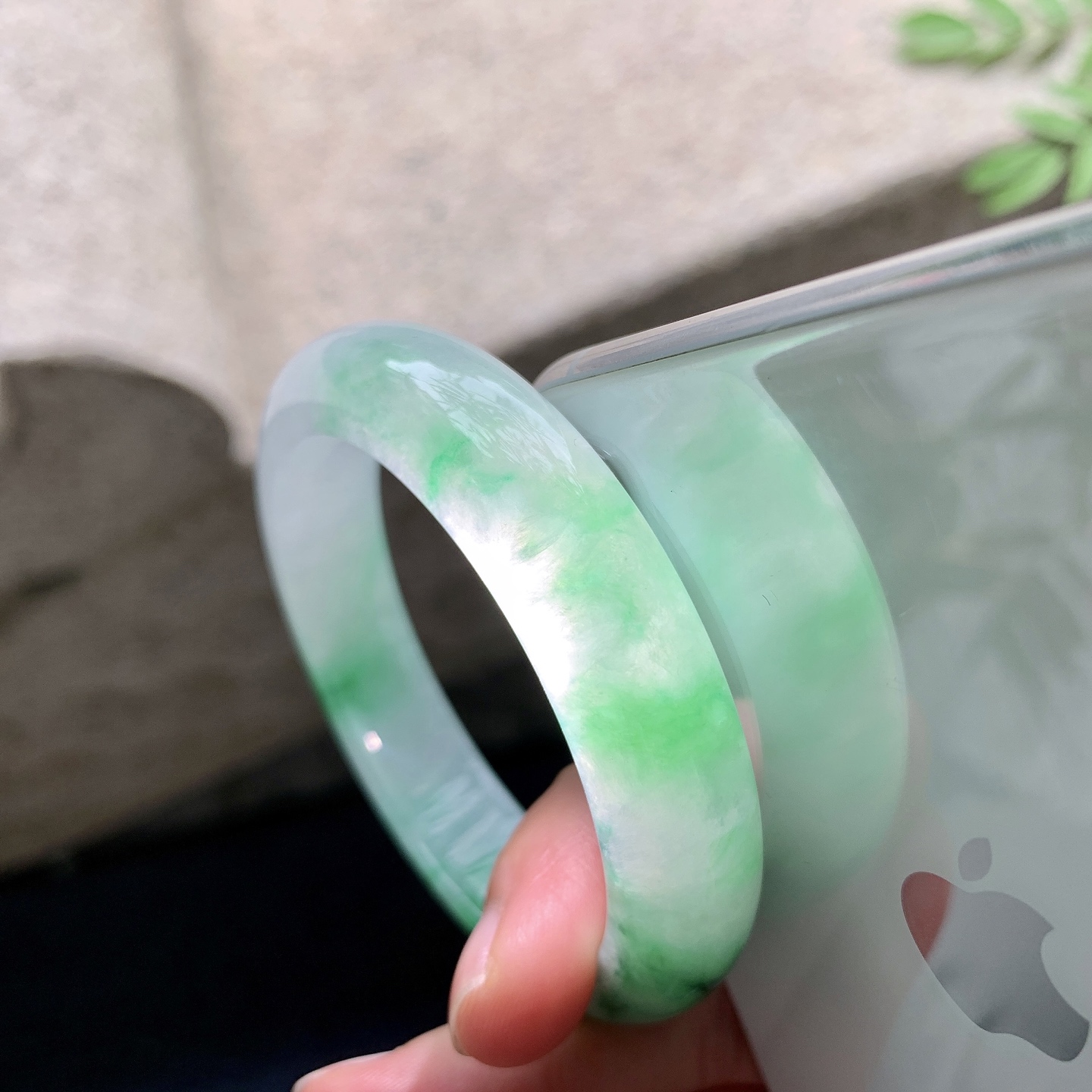 正圈52 53,圈口52.8/12.6/8.5,编码T1082524,糯冰飘绿，水润，种老，细腻，打灯有纹线