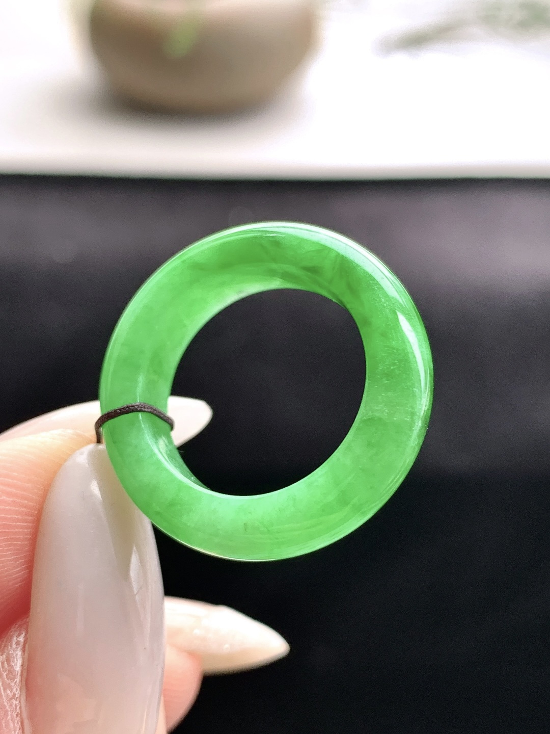 糯冰阳绿戒圈指环,缅料 性比高,尺寸5.5-4,圈口12号,重量4克