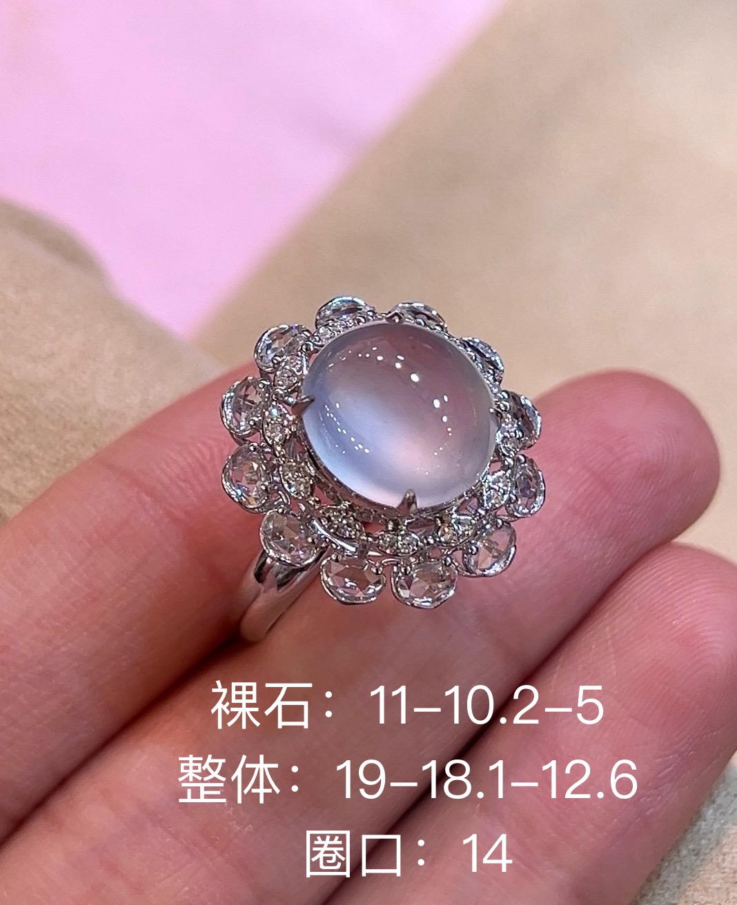 高冰翡翠蛋面戒指，冰透透水润润，种水，胶感十足，圆润饱满，18k金镶南非钻，性比超高，11-10.2