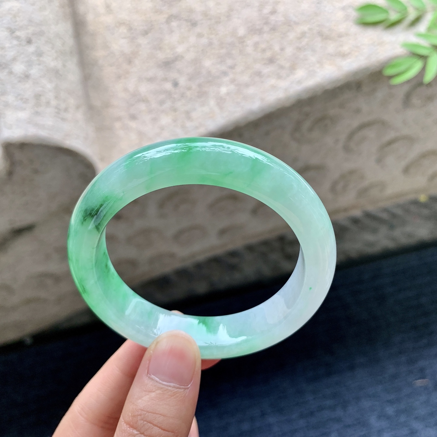 正圈52 53,圈口52.8/12.6/8.5,编码T1082524,糯冰飘绿，水润，种老，细腻，打灯有纹线