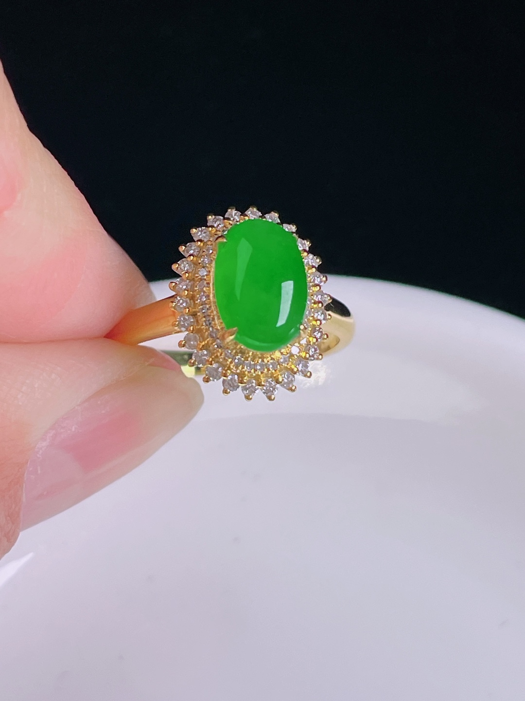 阳绿抉戒指，18k镶嵌，老种起光，细底通透，尺寸：裸石9/6.6/3.5mm0824