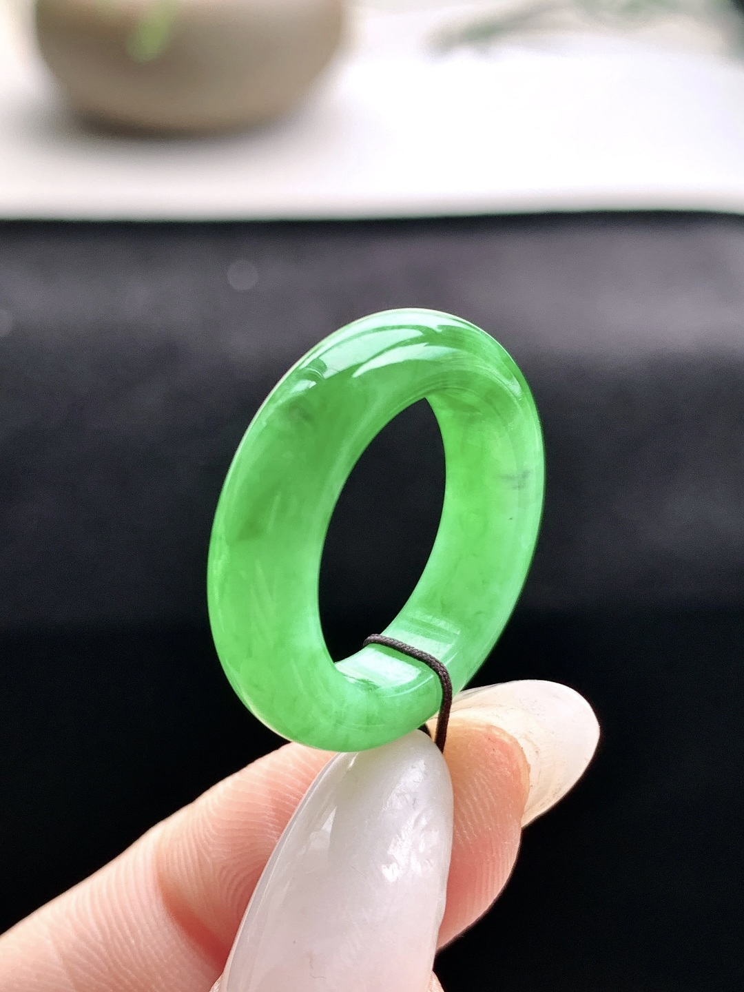 糯冰阳绿戒圈指环,缅料 性比高,尺寸5.5-4,圈口12号,重量4克