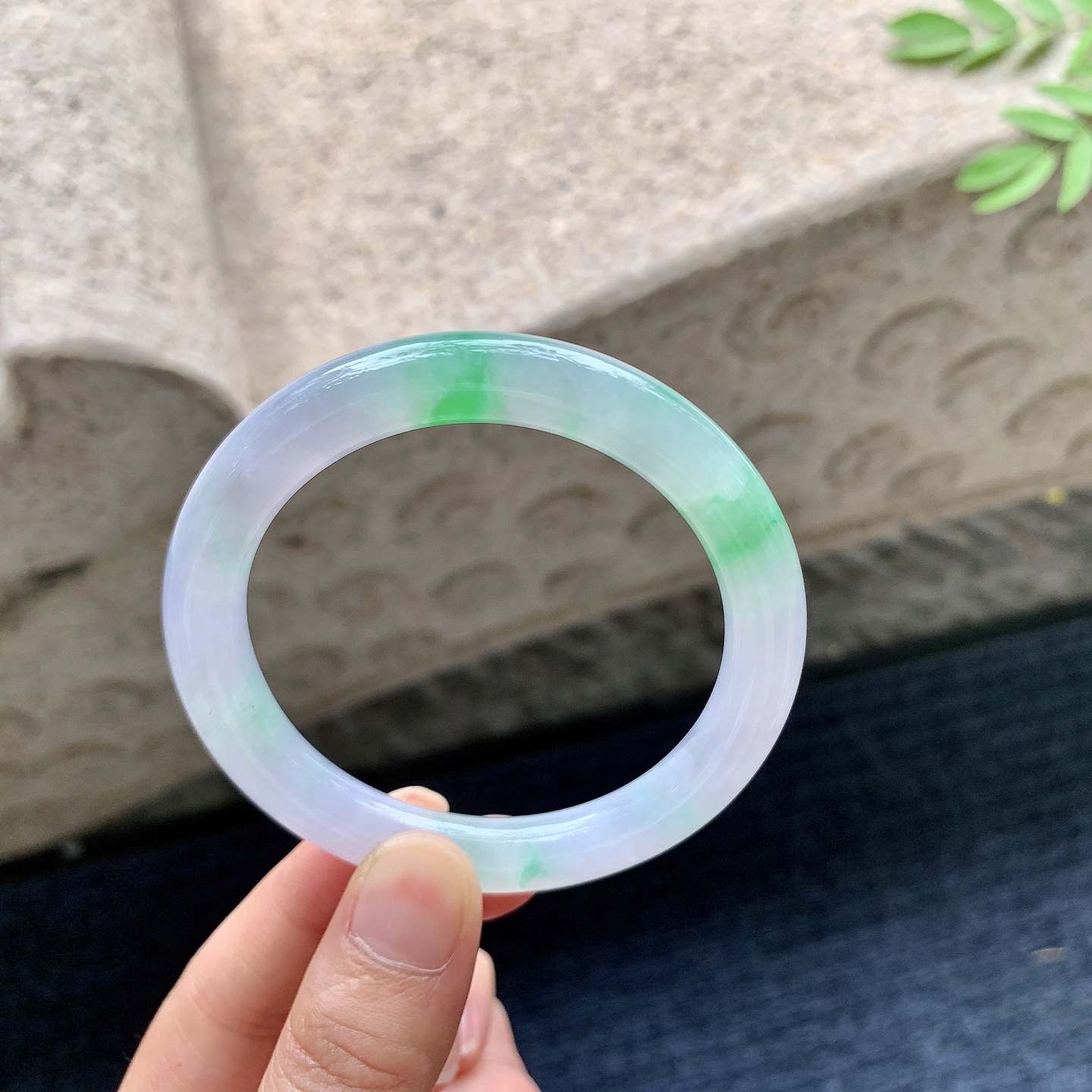 圆条53 54，圈口53.2/8.9/8.6，编码G9082528，糯冰椿彩，水润，种老，细腻，有纹线