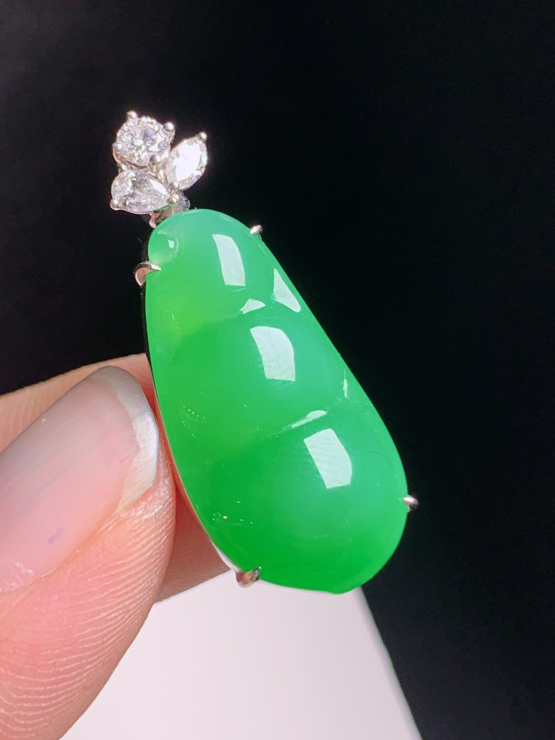满绿福豆吊坠，色泽明艳，玉质温润，四季平安