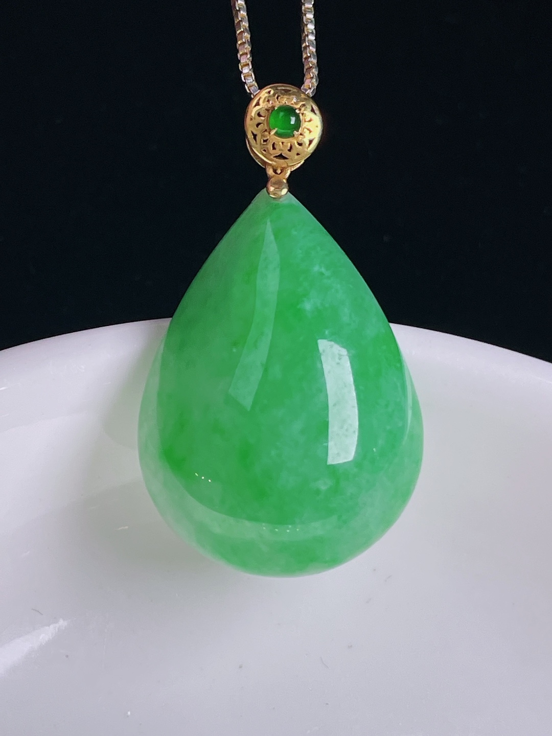 阳绿水滴，18k镶嵌，老种起光，细底通透，尺寸：33裸石26/19.3/8.8mm0824