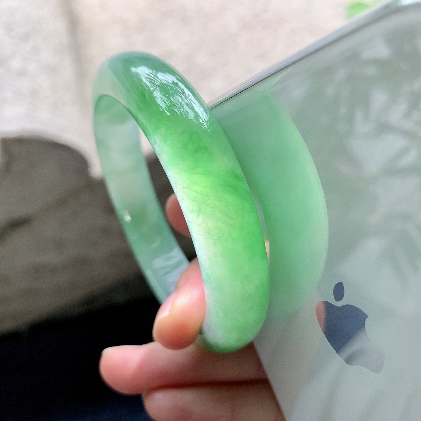 正圈55 56,圈口56.7/12.6/8.6,编码J7082410,冰糯辣绿，水润，种老，细腻，打灯有纹絮