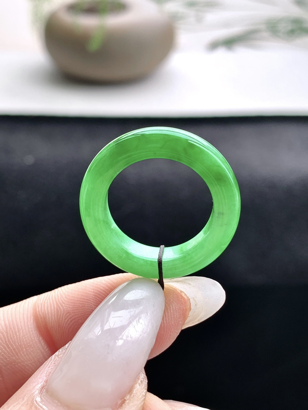 糯冰阳绿戒圈指环,缅料 性比高,尺寸5.5-4,圈口12号,重量4克