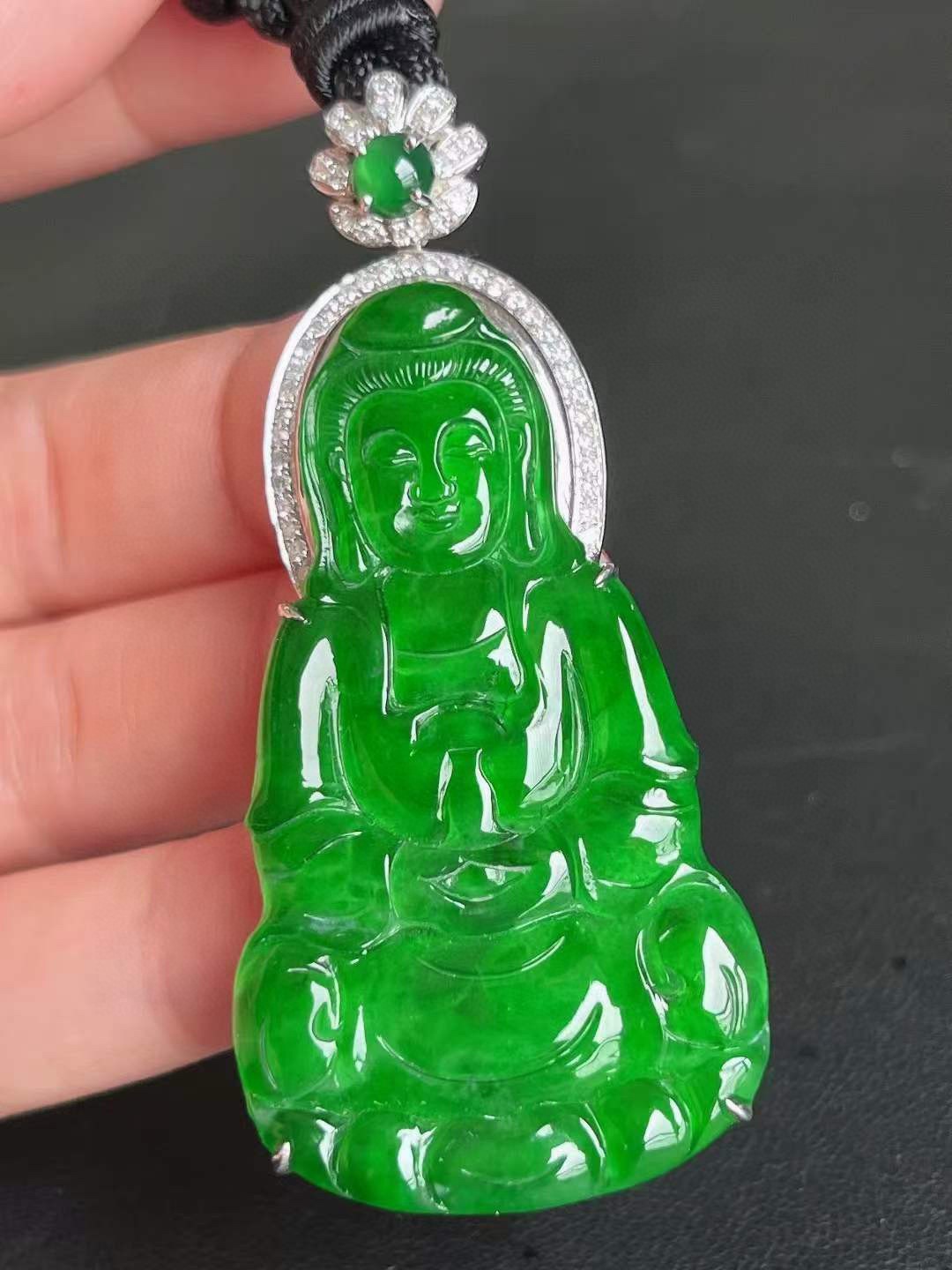 满色辣绿观音吊坠，细腻水润，精工雕刻，厚装，18k金钻石豪华镶，无裂，超值性比