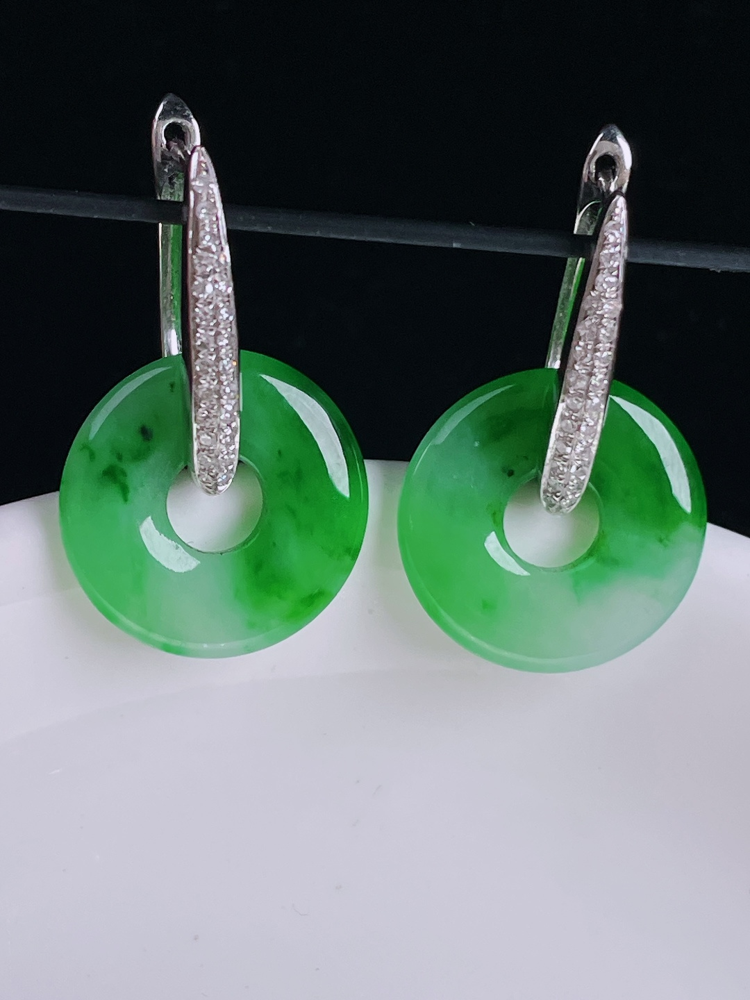 阳绿耳坠，18k镶嵌，老种起光，细底通透，尺寸：裸石15.8/2.5mm