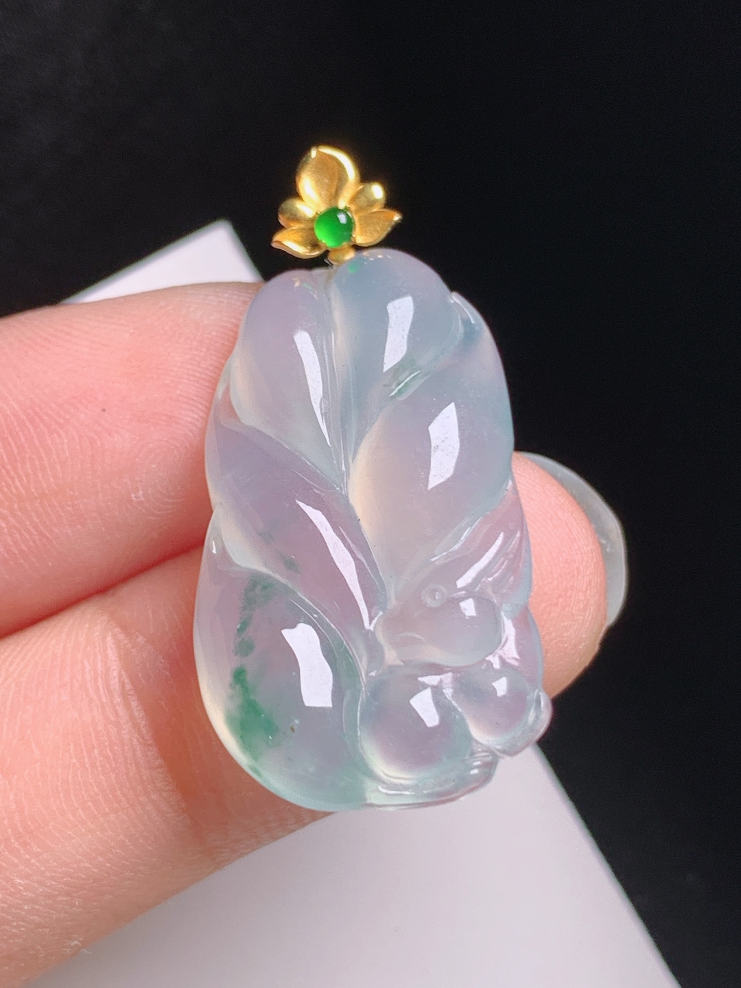冰种飘花九尾狐吊坠，胶感十足，雕工精致，聪慧灵动，530822