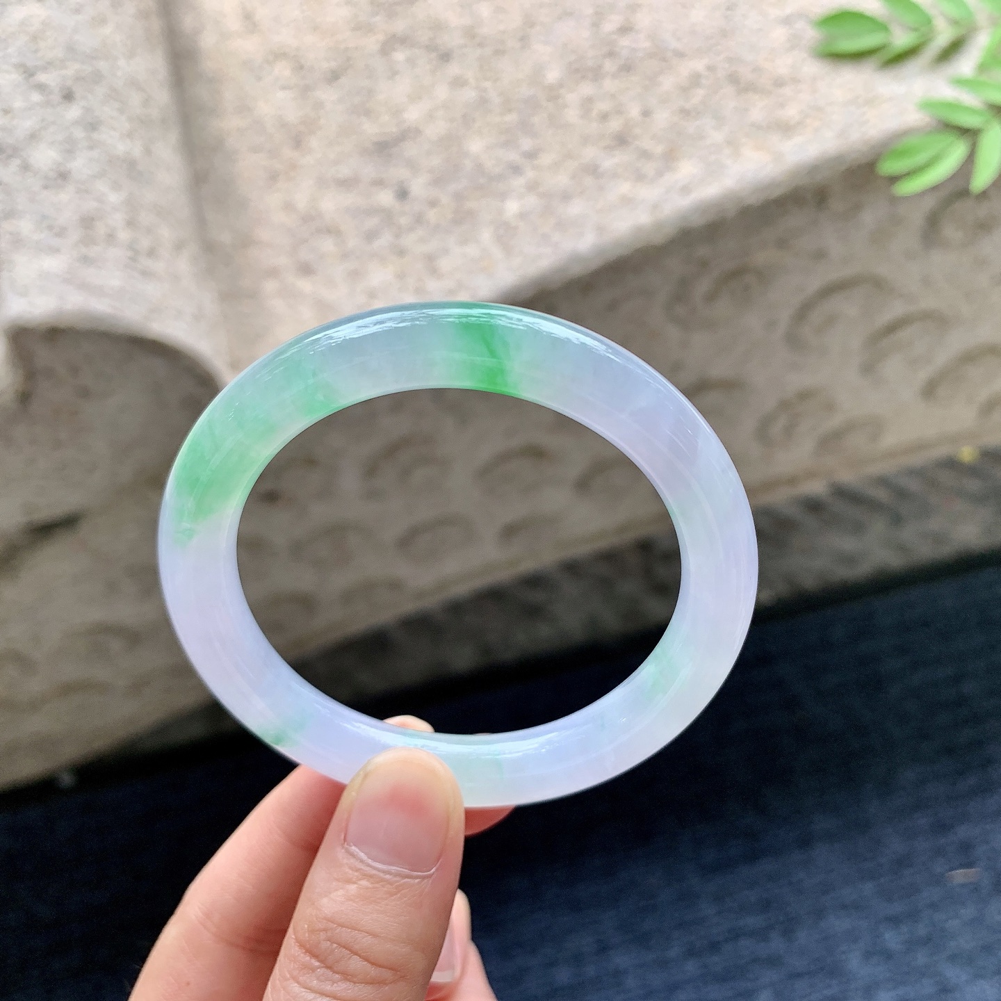 圆条53 54，圈口53.2/8.9/8.6，编码G9082528，糯冰椿彩，水润，种老，细腻，有纹线