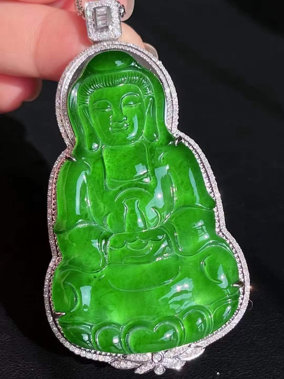 满色辣绿观音吊坠，豪镶款，冰透水润，翠色浓郁，细腻感十足，无裂，74-39.2-13.6