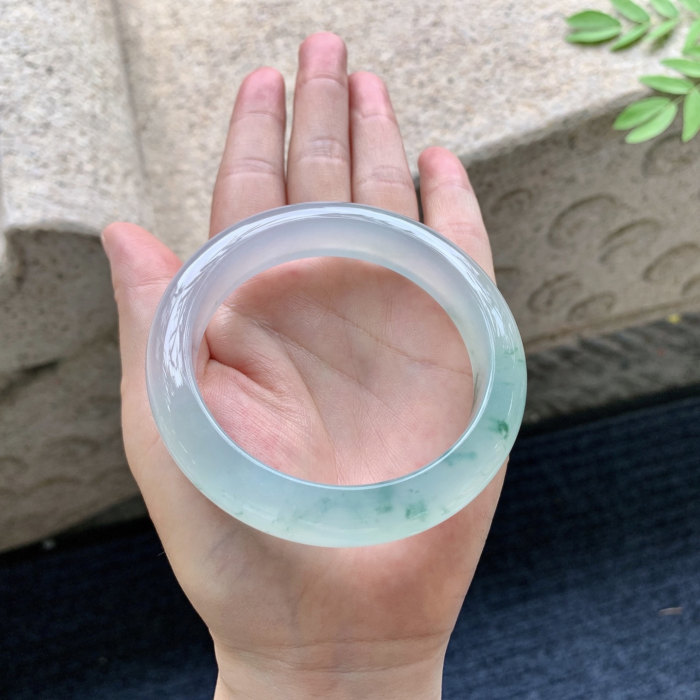 正圈57 58，圈口58/13.5/9.1，编码G7082508，冰飘绿花，水润，种老，细腻，无裂。