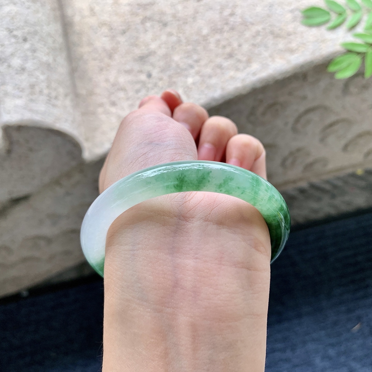 圆条52 53,圈口53.2/9.2/8.3,D6082503,糯冰飘绿，水润，种老，细腻，打灯有棉线