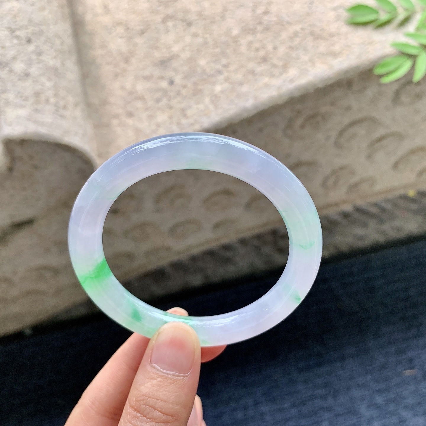 圆条53 54，圈口53.2/8.9/8.6，编码G9082528，糯冰椿彩，水润，种老，细腻，有纹线