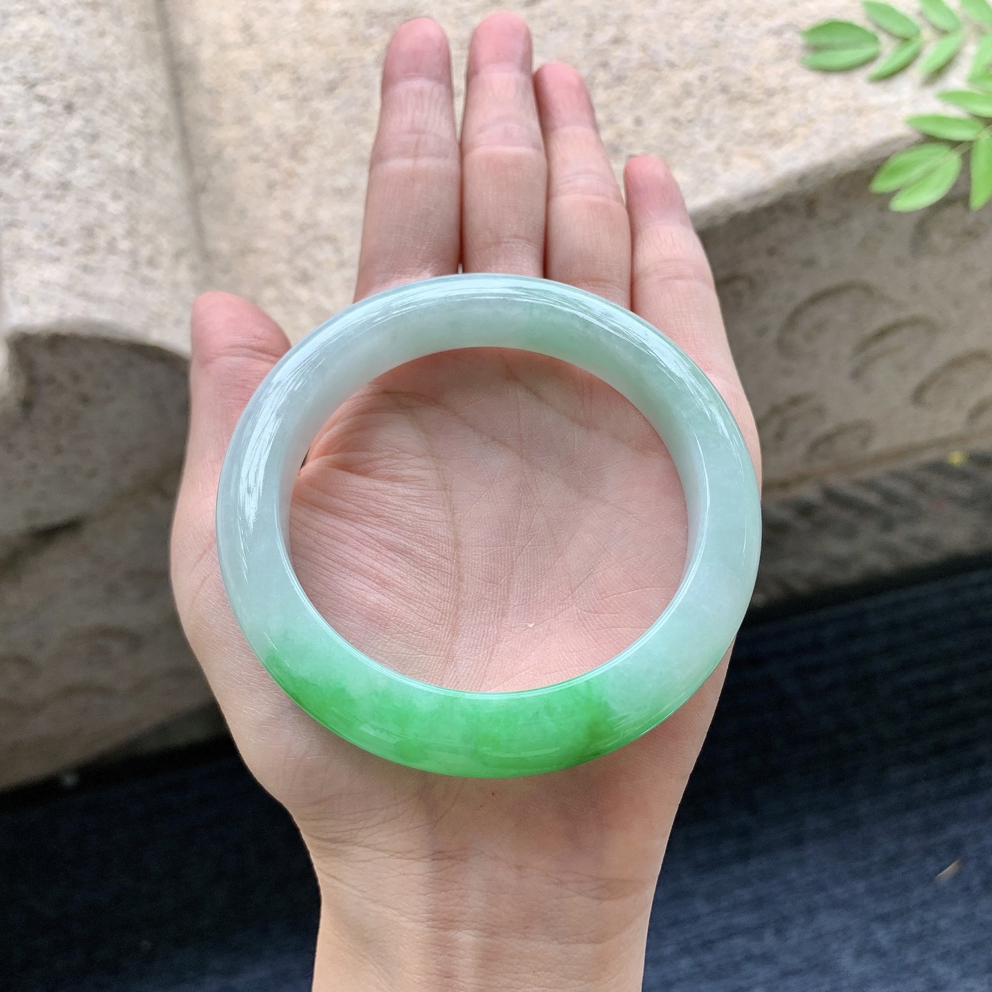 正圈56 57，圈口57.7/11.4/9.2，编码WW082517，描述糯冰飘阳绿，水润，种老，细