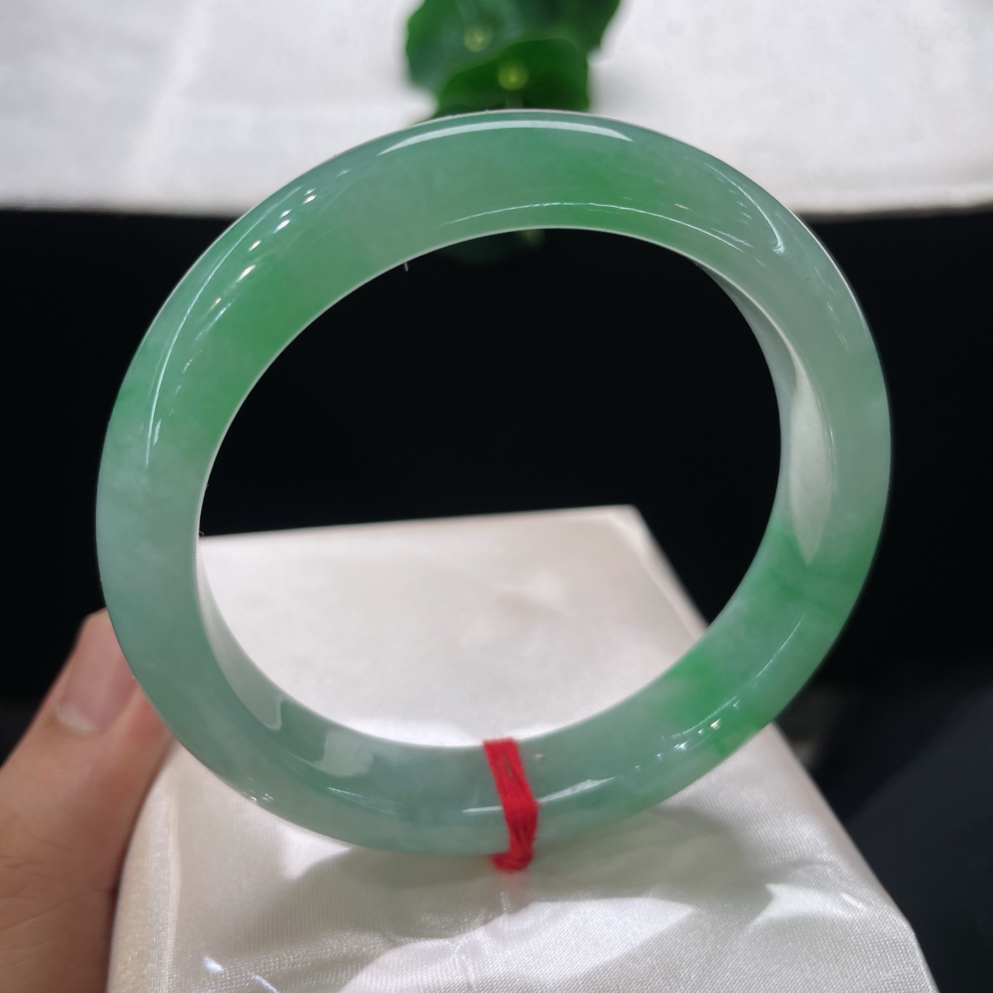 翡翠手镯 圈口59.4/12.2/8.6，晴底飘绿正圈，59/69可戴，翠染玉肌，温润随行，微棉纹