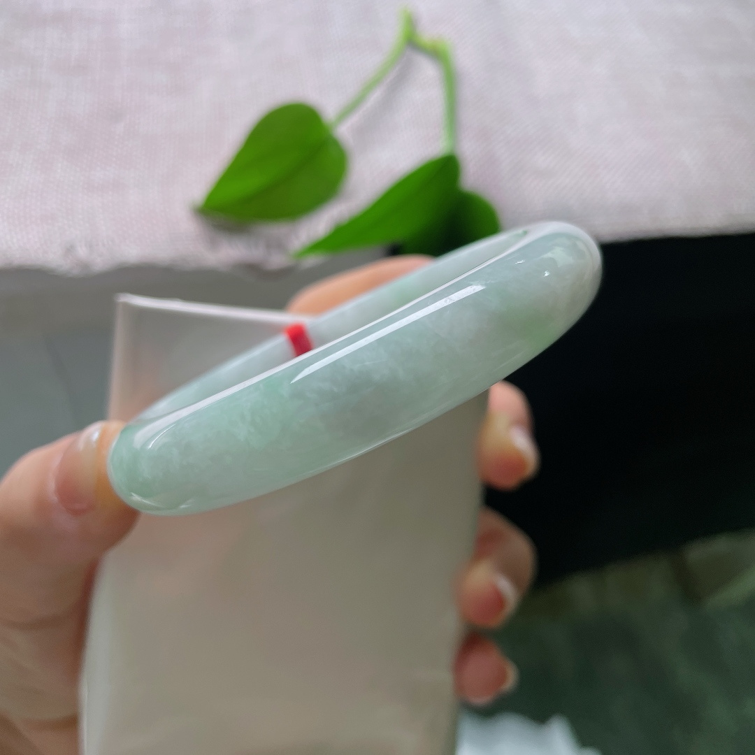 58/12.2/8.4，皮纹，绿底正圈，玉质温润细腻，带着通透的胶感，水头充足，光感柔和不刺眼。ss57595a