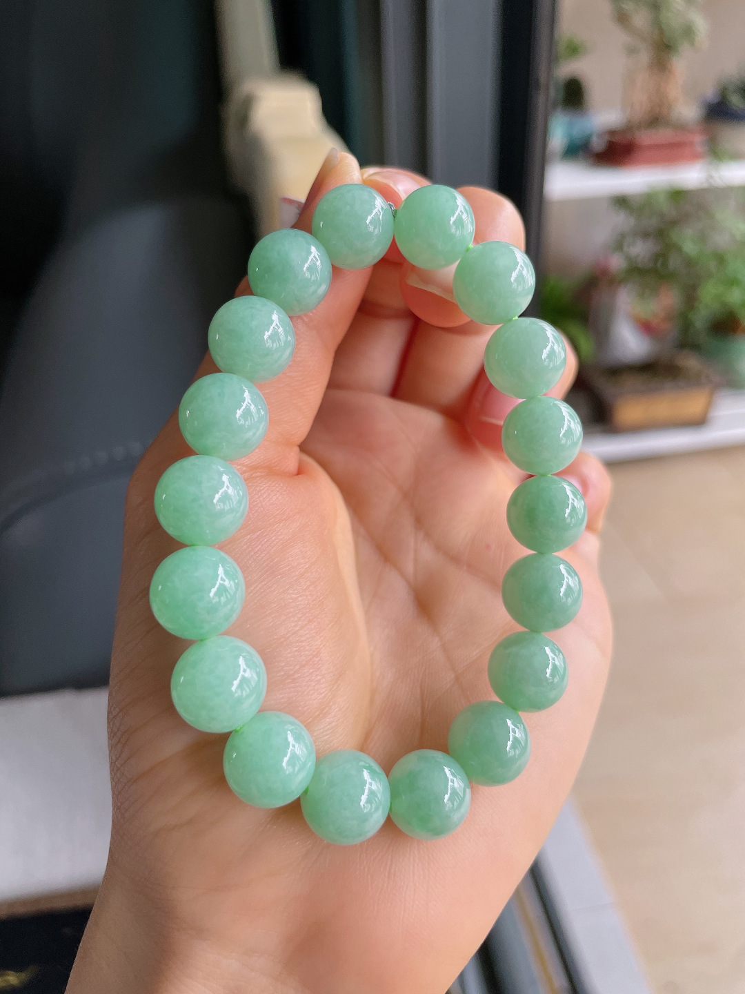 ️，缅甸天然翡翠A货，冰满绿浅绿手串，尺寸：11mm。【编1414】