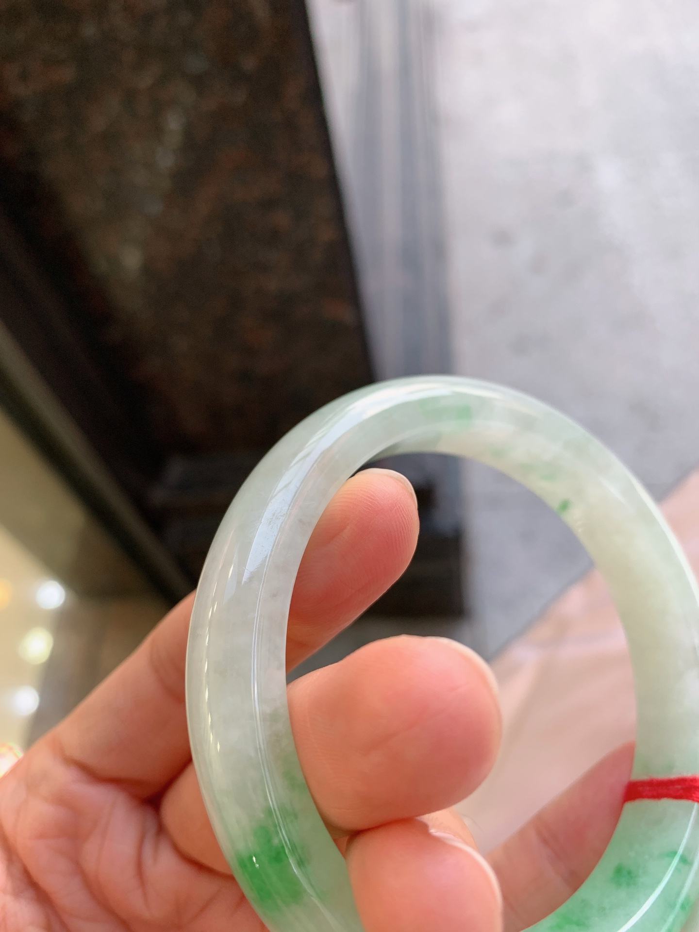 正圈飘绿 表皮微瑕疵 尺寸：63/12.8/9 大圈口