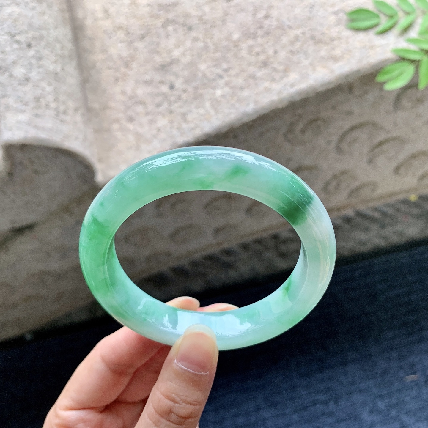 正圈56 57，圈口57/12.5/9.1，编码T1082523，糯冰飘绿，水润，种老，细腻，打灯有絮线