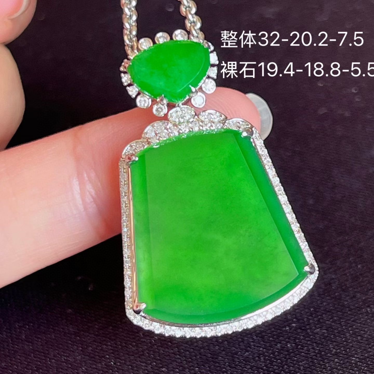️ 满色辣绿平安牌吊坠 18k金钻镶 细腻水润 品质杠杠滴 无裂，19.4-18.8-5.5