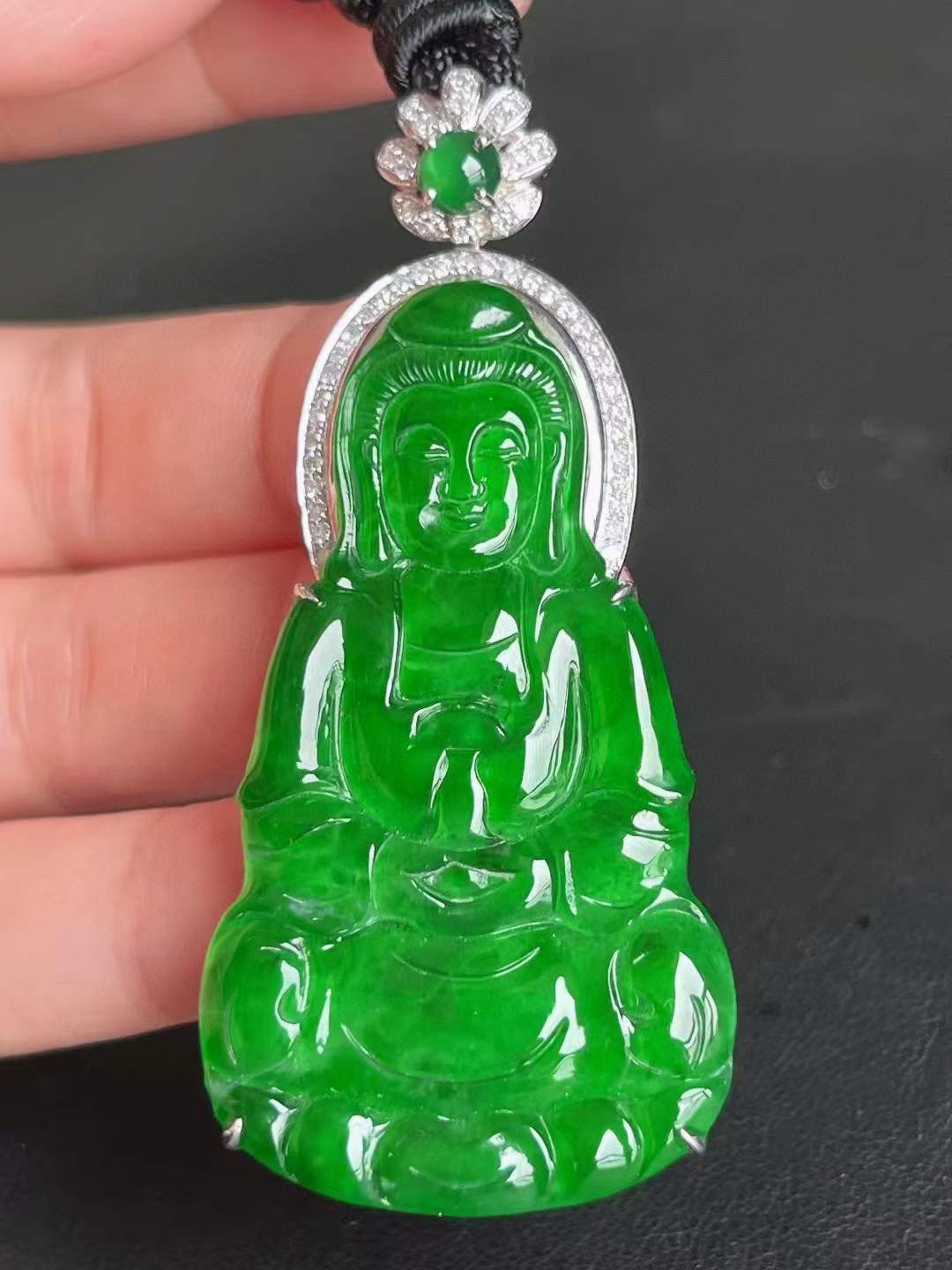 满色辣绿观音吊坠，细腻水润，精工雕刻，厚装，18k金钻石豪华镶，无裂，超值性比