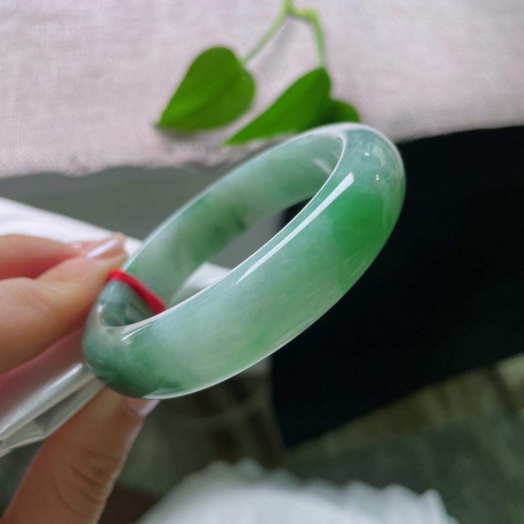 油青正圈，一点皮纹不影响，油青正圈，玉质通透水润，水头充足，胶感柔和种水清爽，看着灵动又舒服。ss57564a