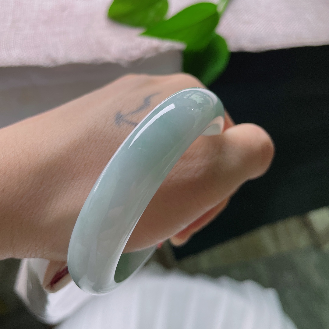 绿底正圈，无裂，镯型规整端庄，条杆饱满匀称，抛光莹润光亮，镯面顺滑，上手贴合手腕。ss57606a